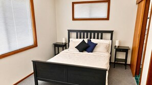 3 bedrooms, iron/ironing board, bed sheets