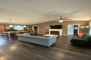 Smart TV, fireplace