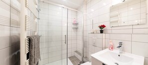 Bathroom - CityCosy Strasbourg - Studio Hirtz Orangerie, CityCosy-Strasbourg : Studio Residence Hirtz (Strasbourg)