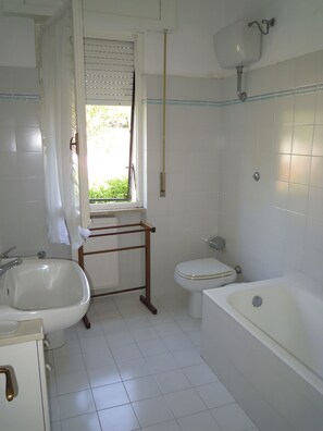 Badewanne, Haartrockner, Bidet, Handtücher