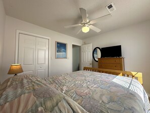 4 bedrooms, internet, bed sheets - Utopia - Walk to Beach - Surfside Beach (Surfside Beach)