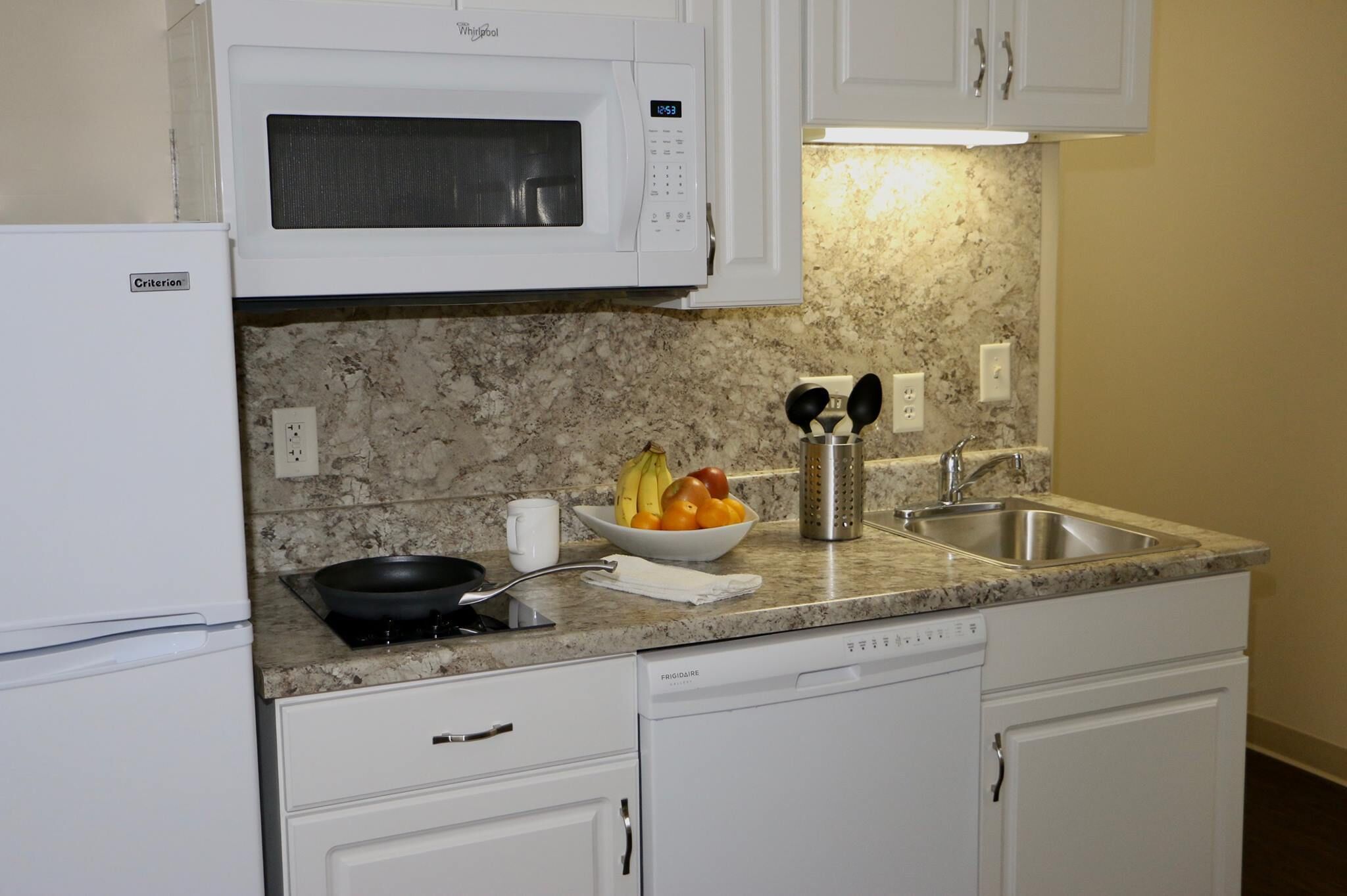 deluxe studio suite, 1 queen bed | private kitchenette