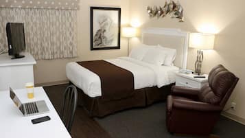 Deluxe Studio Suite, 1 Queen Bed | Blackout drapes, iron/ironing board, free WiFi, bed sheets