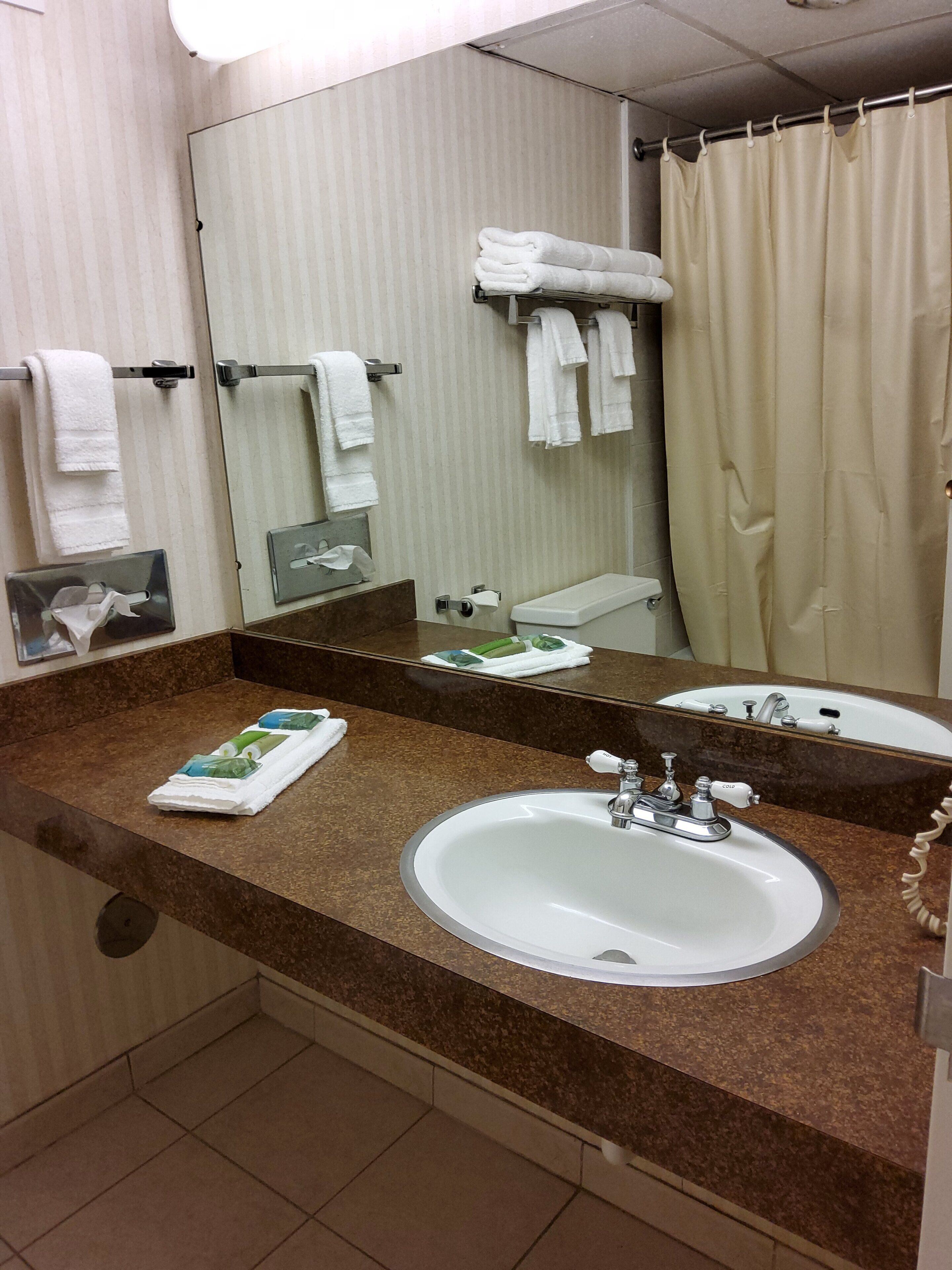 combined shower/bathtub, towels