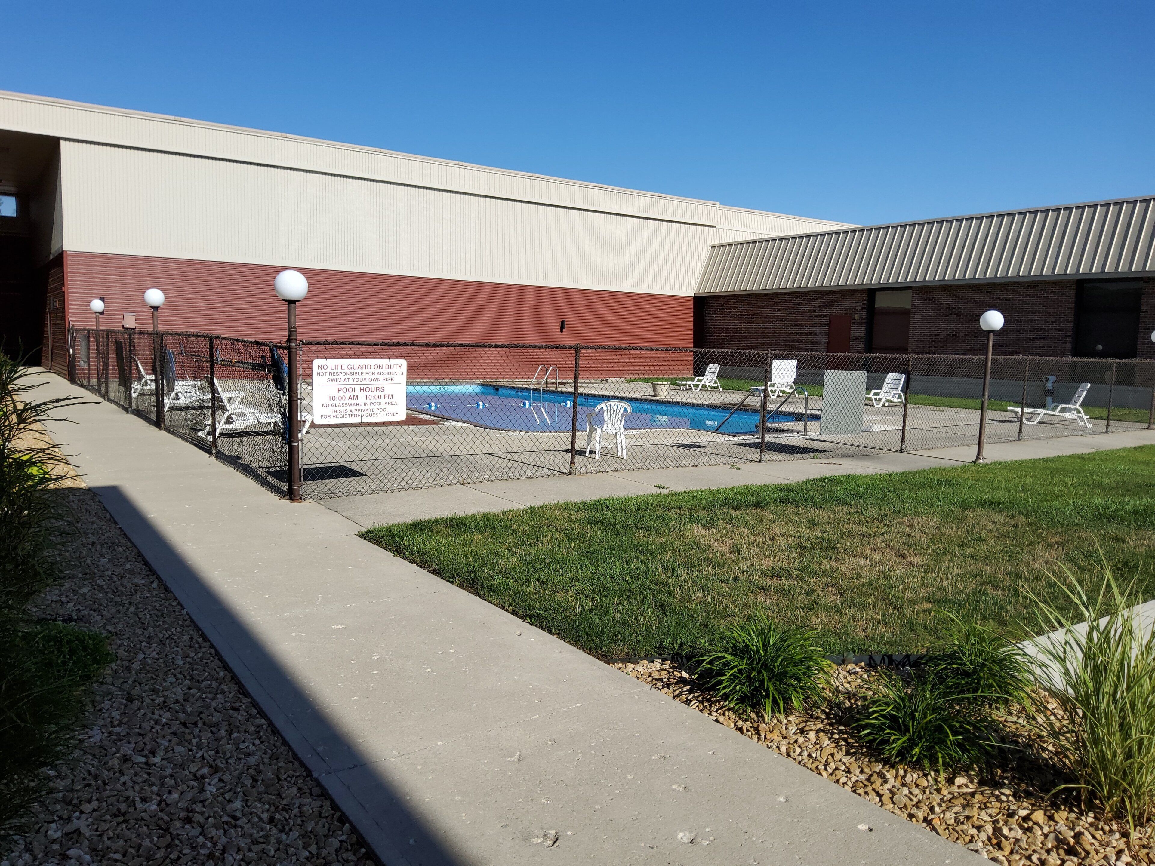 Una piscina al aire libre de temporada