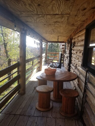Eagle Log Cabin at Mountaintop Ranch bordering Shenandoah National Park