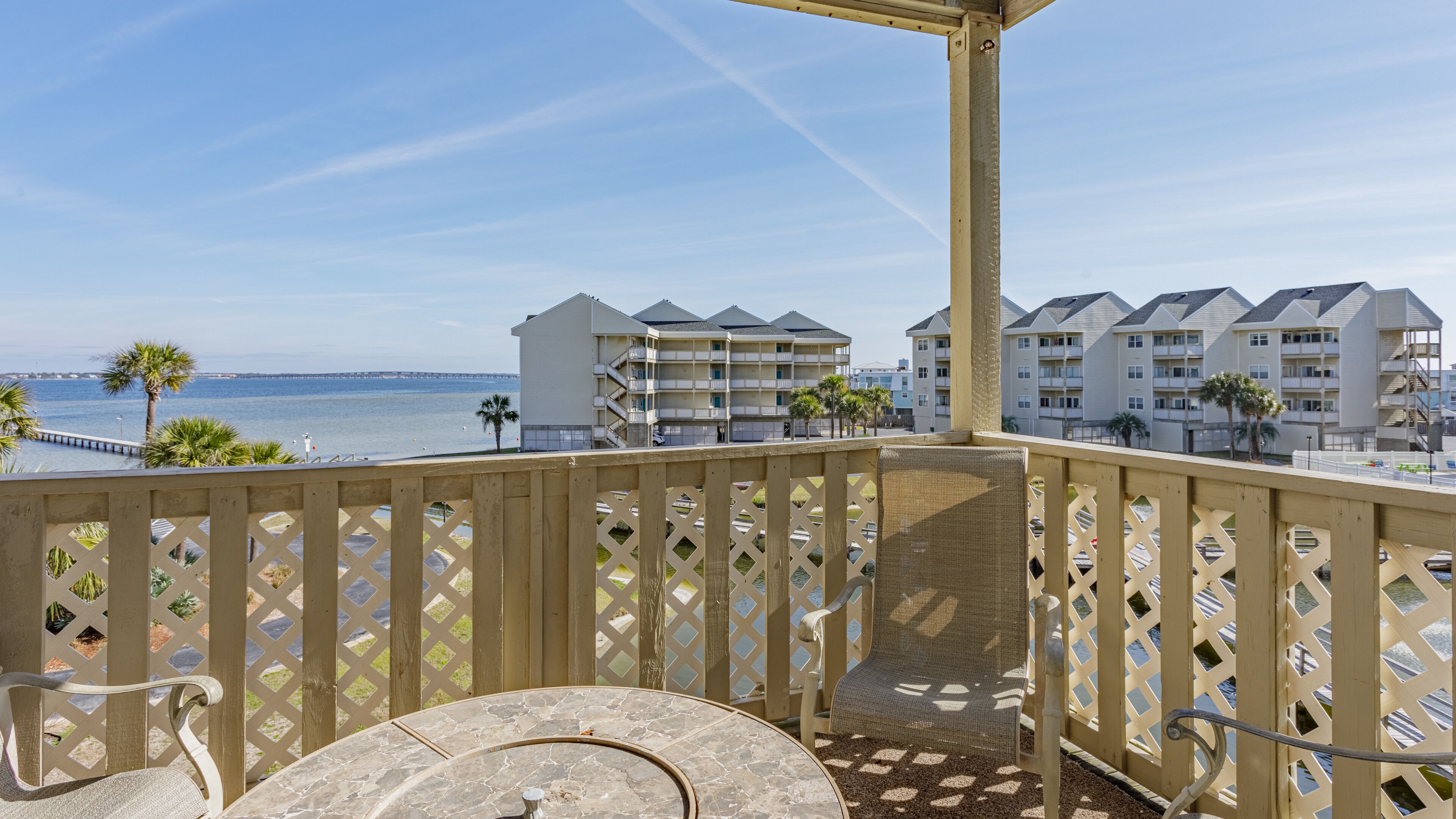 Comfy and Cozy Beach Condo with Bay Views and white sand beach - Baywatch C7