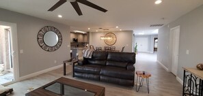 Smart TV, fireplace, offices - Updated, Enclosed Patio, Corner Lot, Bike Trail, Pet Friendly, Family Friendly (Scottsdale)