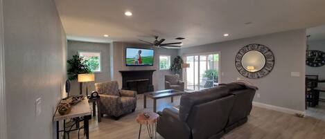 Smart-TV, Kamin, Arbeitsbereiche