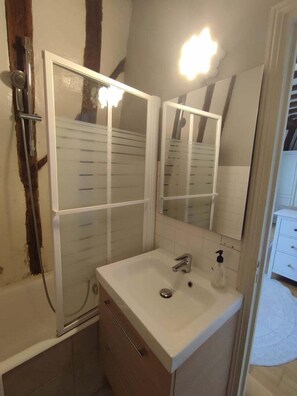Bathtub, hair dryer, towels