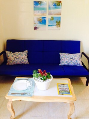 TV - Modern Studio In Taytay  With Fast WiFi (Taytay)