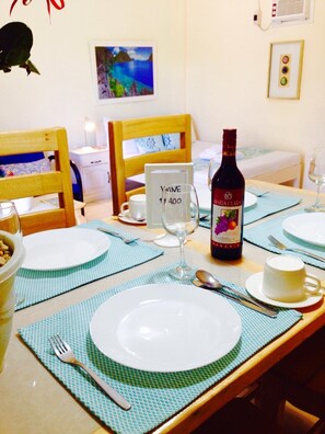 Dining - Modern Studio In Taytay With Fast WiFi (Taytay)