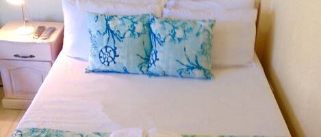 2 chambres, coffres-forts dans les chambres, fer et planche à repasser