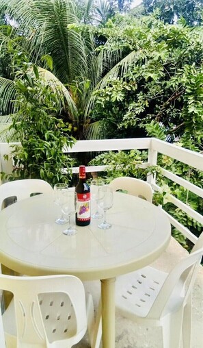 Outdoor dining - Modern Studio In Taytay With Fast WiFi (Taytay)
