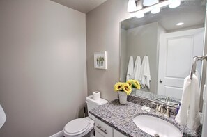 Bathtub, hair dryer, towels - 278 - Bear Lake Escapes. The perfect family get-away! (Garden City)