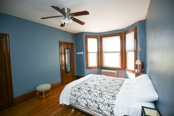 5 dormitoris, planxa i posts de planxar, wifi gratuïta i roba de llit