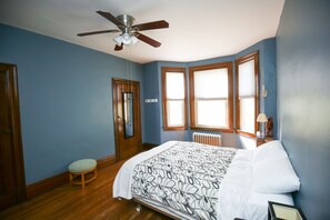 5 bedrooms, iron/ironing board, free WiFi, bed sheets - Large, kid friendly, private home on a brick street, 10 mins from downtown (Pittsburgh)