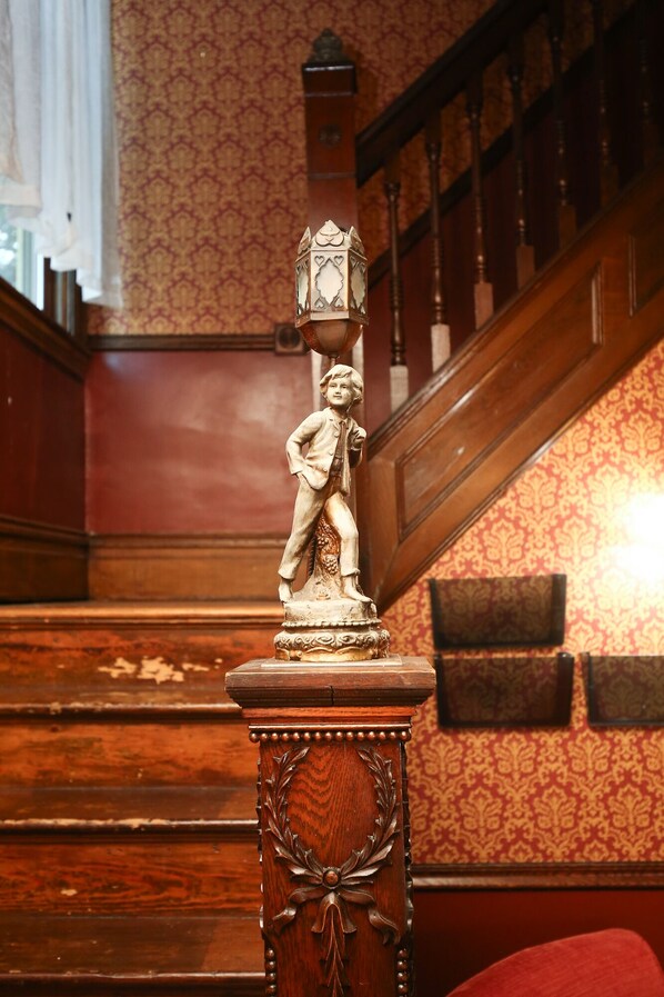 Interior - Large, kid friendly, private home on a brick street, 10 mins from downtown (Pittsburgh)