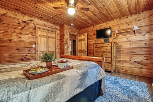 Serenity Mountain Chalet - Secluded property with beautiful view of the Smokies