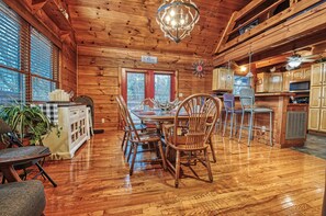 Dining - Serenity Mountain Chalet - Secluded property with beautiful view of the Smokies (Sevierville)