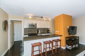 冰箱、微波炉、烤箱、炉灶