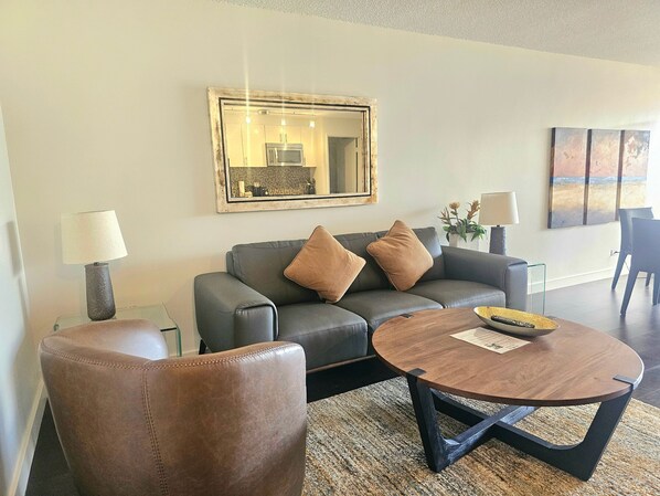 TV - Great Location In Wakiki, Walking Distance To Beach, Shopping, Dining! (Honolulu)
