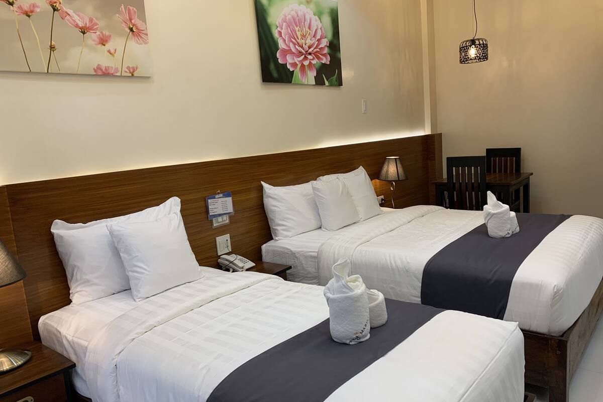 ห้องสวีท | เครื่องนอนระดับพรีเมียม, ผ้านวมขนเป็ด, เตียงพร้อมฟูกเสริมที่นอน