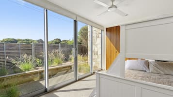 4 bedrooms, iron/ironing board, Internet