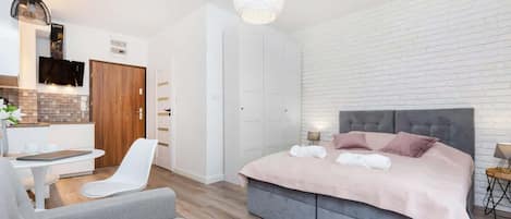 Iron/ironing board, WiFi, bed sheets