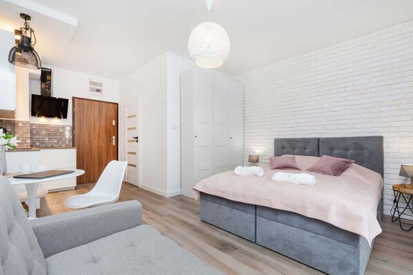 Iron/ironing board, WiFi, bed sheets