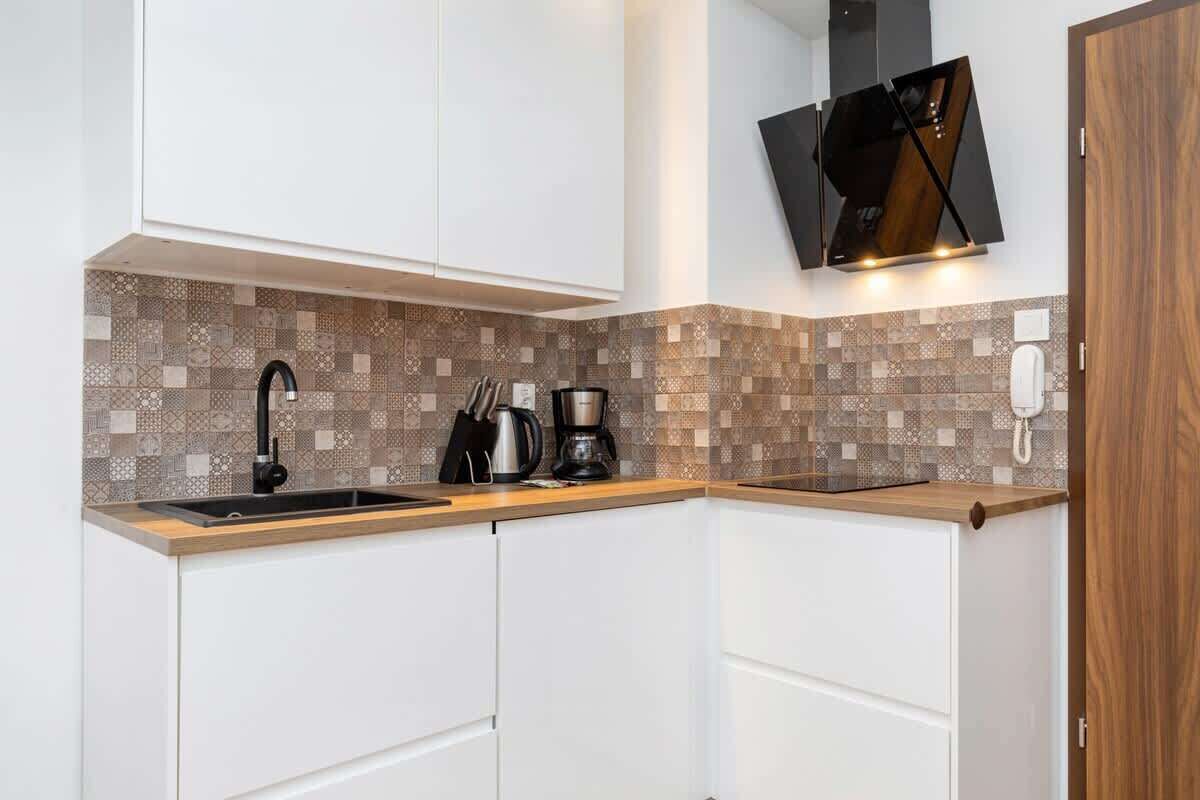 Kjøleskap, kokeplater, kaffetrakter/tekoker og kjøkkenutstyr