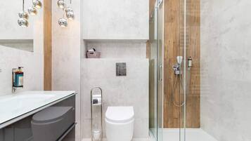 Dusche, kostenlose Toilettenartikel, Haartrockner, Shampoo