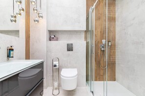 Douche, articles de toilette gratuits, sèche-cheveux, shampoing