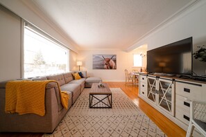 TV, table football, books - 4 Bdrm River Heights Farmhouse w/2 King Beds! (Winnipeg)