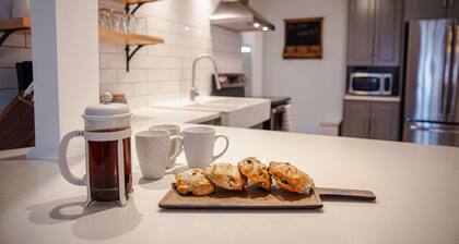 4 Bdrm River Heights maalaistalo w / 2 king-vuodetta!