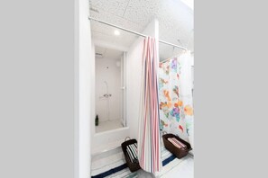 Douche, articles de toilette (gratuits), séchoir à cheveux, pantoufles