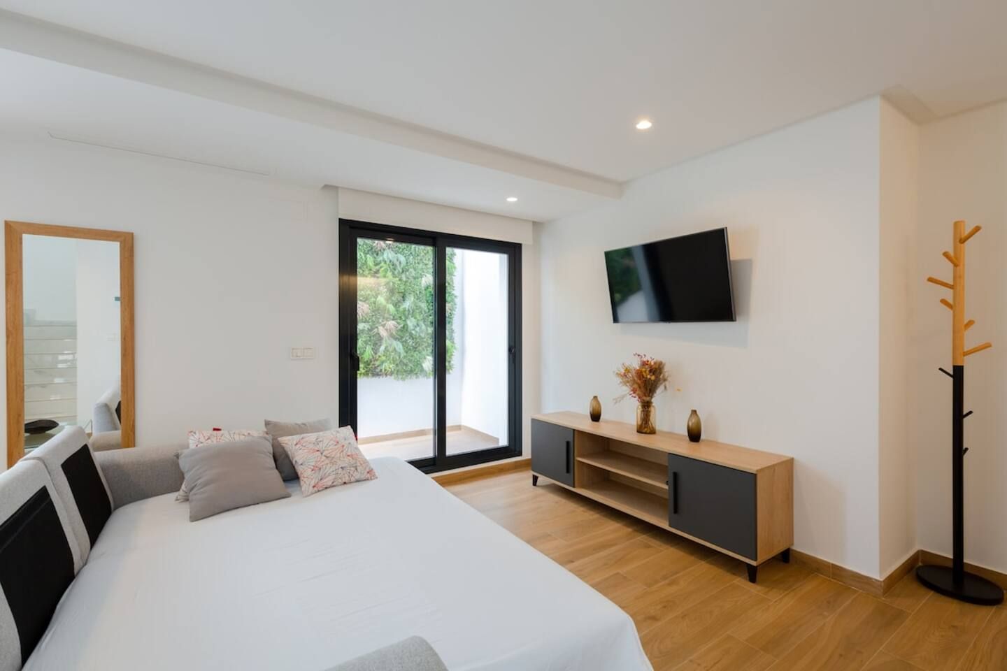 4 bedrooms, premium bedding, desk, iron/ironing board