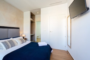 5 Schlafzimmer, hochwertige Bettwaren, Bügeleisen/Bügelbrett