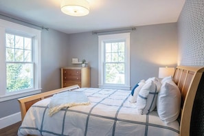 2 bedrooms, iron/ironing board, Internet, bed sheets