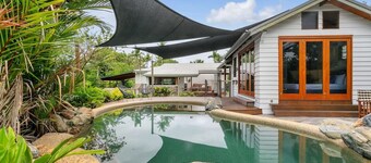 魅力的なクイーンズランダーと素晴らしいプライベートプール