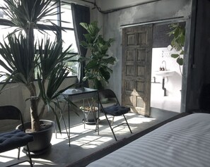 No.7 The Zebra Song | Room amenity - The Mustang Nero (Bangkok)