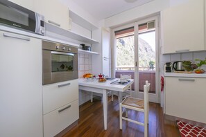 Fridge, microwave, oven, stovetop - Appartamento Il Golfo Lake View, Laveno Mombello, Italy (Laveno Mombello)