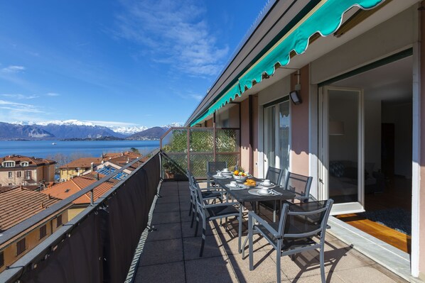 Outdoor dining - Appartamento Il Golfo Lake View, Laveno Mombello, Italy (Laveno Mombello)