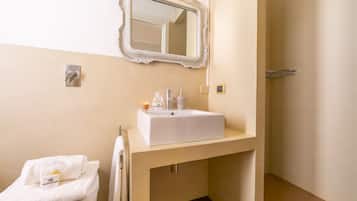 Combinazione doccia/vasca, asciugacapelli, bidet, asciugamani
