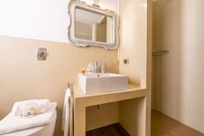 Duschwanne, Haartrockner, Bidet, Handtücher