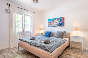 3 slaapkamers, een strijkplank/strijkijzer, gratis wifi, beddengoed