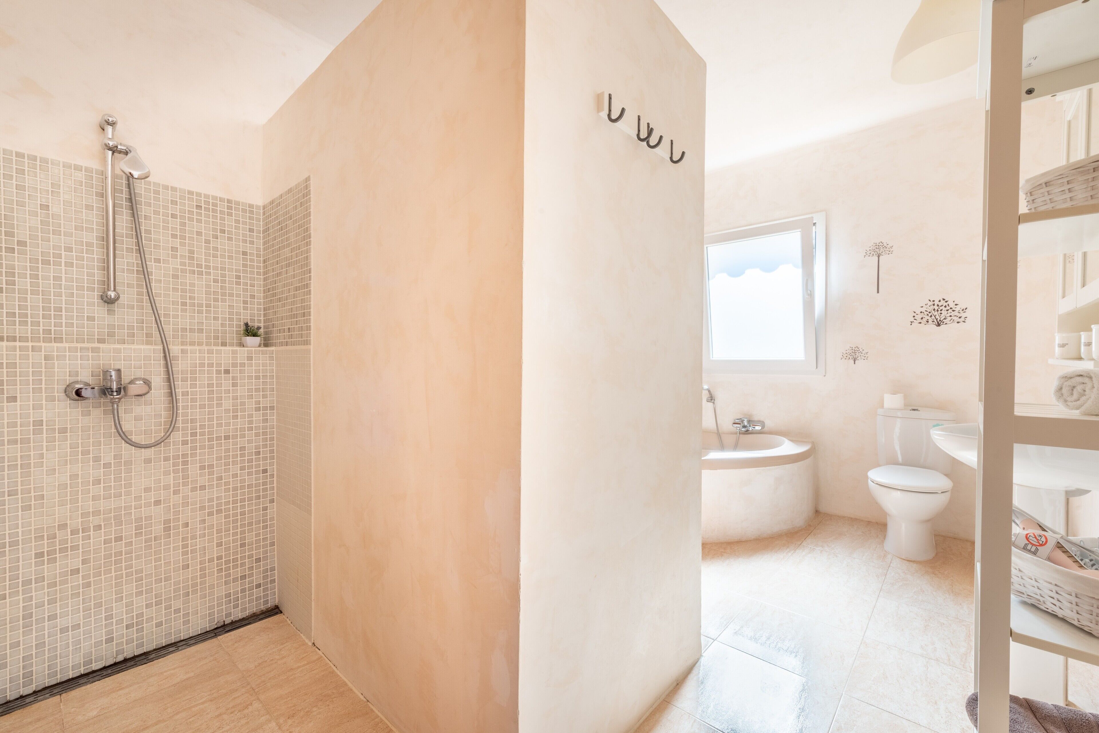 Badewanne, kostenlose Toilettenartikel, Haartrockner, Handtücher