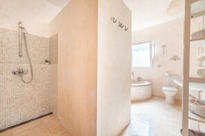 Bathtub, free toiletries, hair dryer, towels