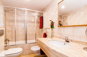 Bañera, artículos de tocador gratuitos, secador de pelo, toallas