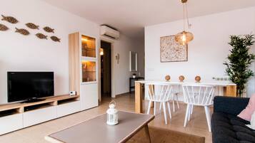 Una televisión, un reproductor de DVD, un reproductor estéreo